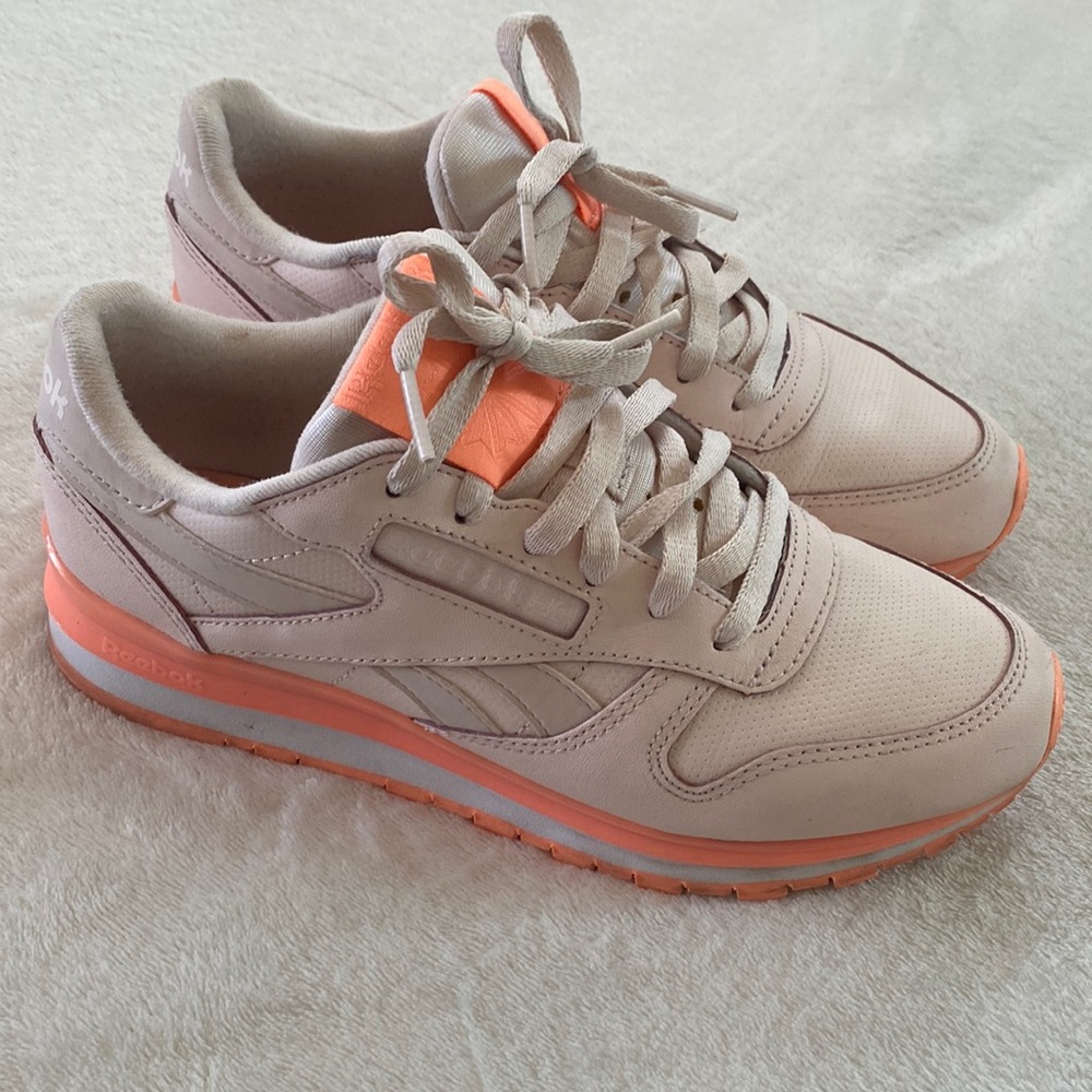 Reebok Classic Leather Sneakers, size 7.